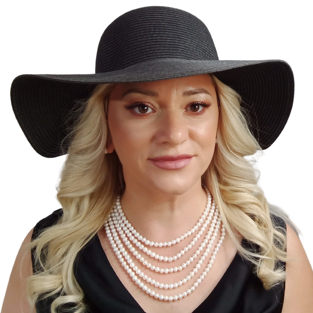 Colier cu Perle Naturale Albe, Calitatea AA+, Model Extravagance, Pe Model cu Pălărie Neagră, Vedere Frontală Zâmbitoare